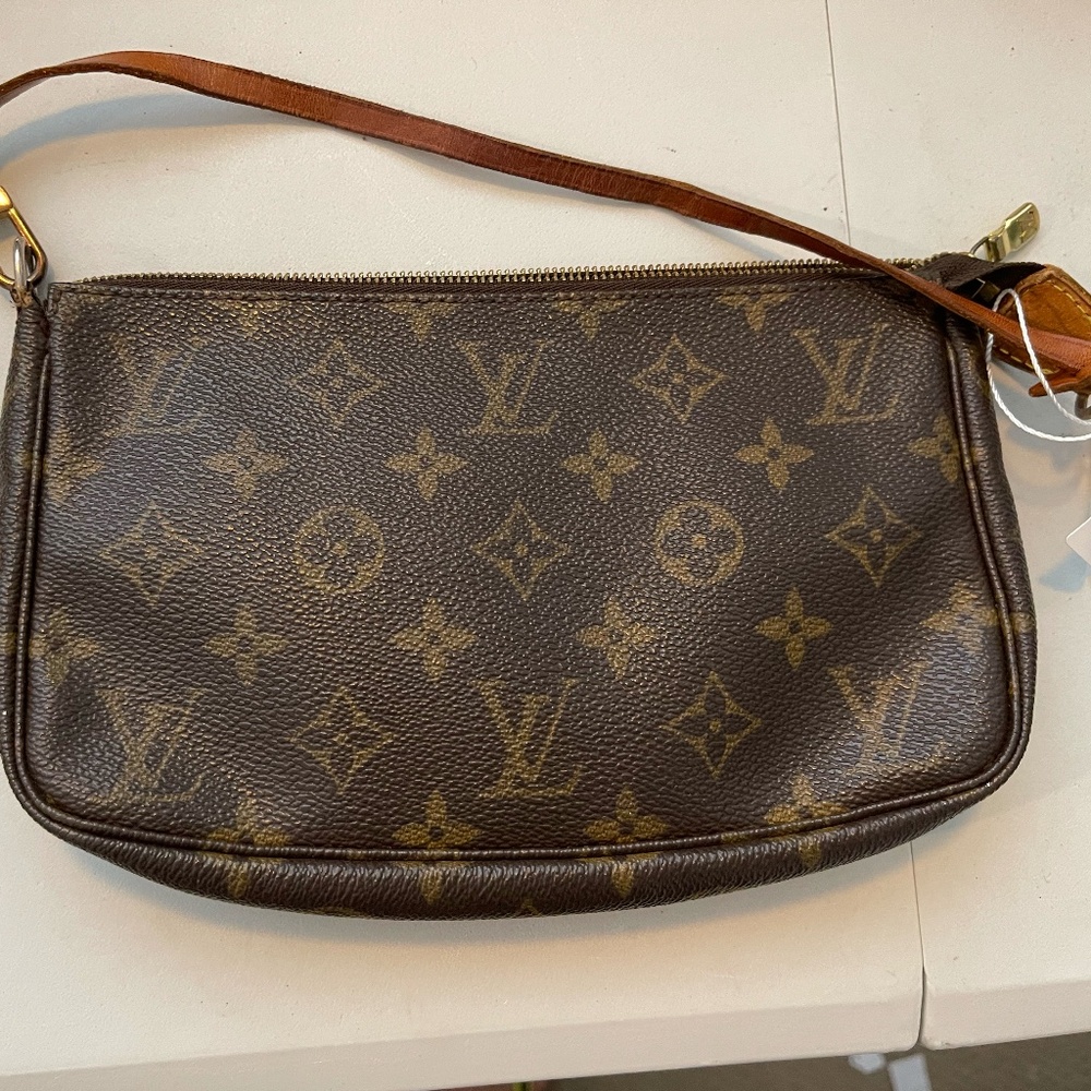 LOUIS VUITTON  Pochette bag